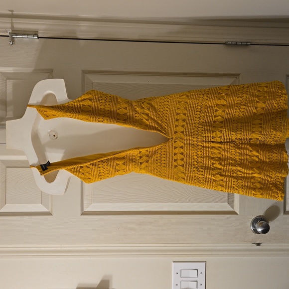 Le Chateau lace dress - Picture 5 of 10